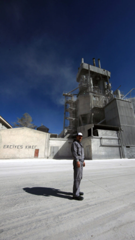 Erciyes Kireç tesisinde baretli çalışan ve fırın