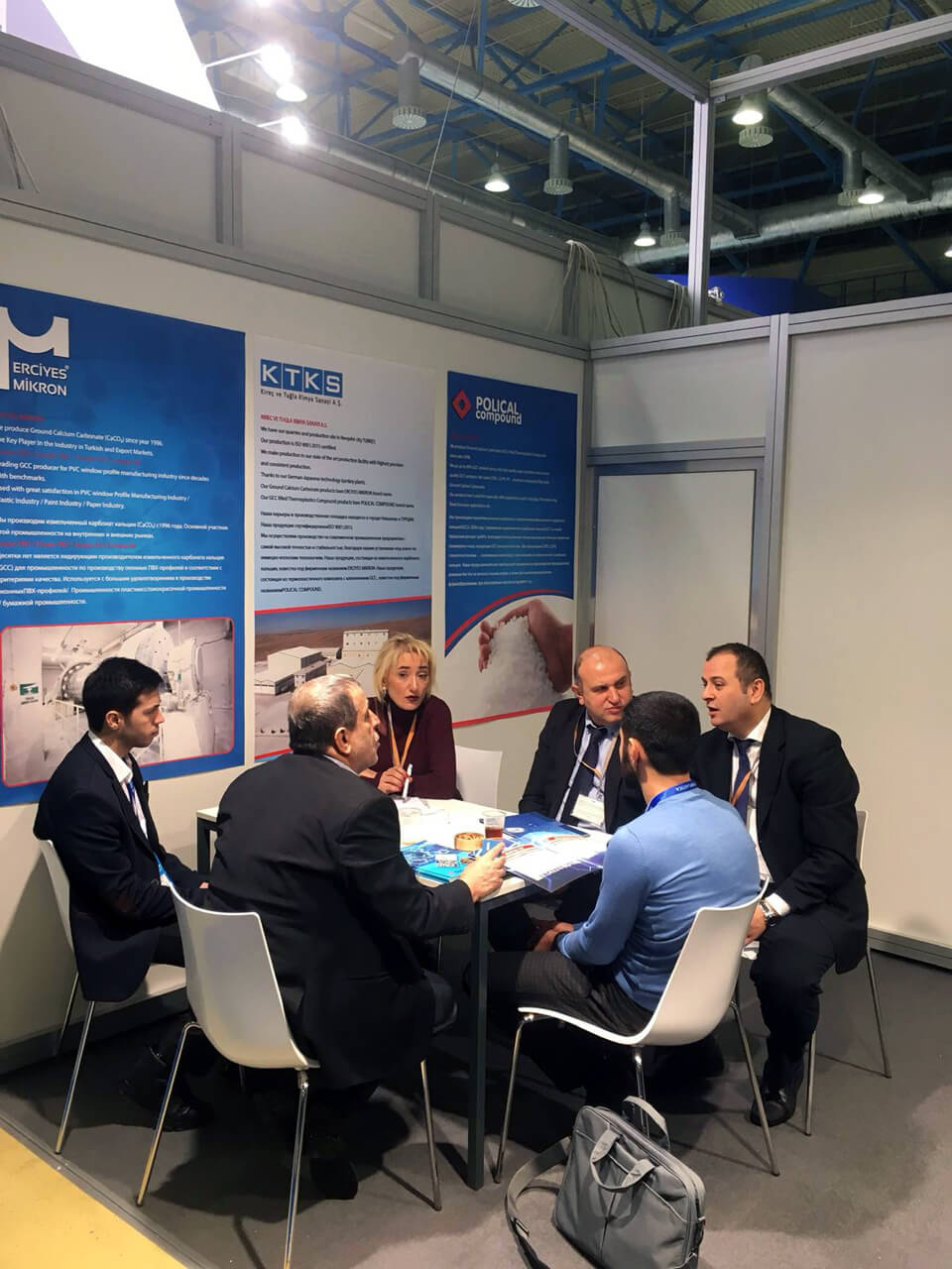 Fuar standında iş görüşmesi yapan ekip, Erciyes Mikron plastik hammaddeleri tanıtımı