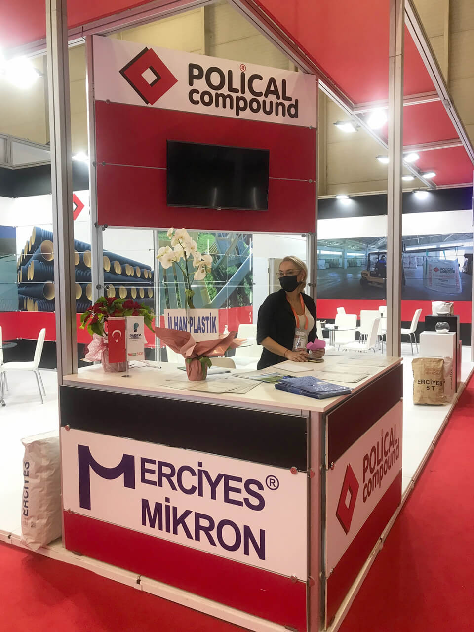 Polical Compound fuar standında görevli ve ürün tanıtım alanı, plastik hammadde markası