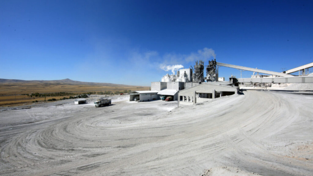 Erciyes Kireç tesisinde geniş üretim alanı ve fabrika binaları