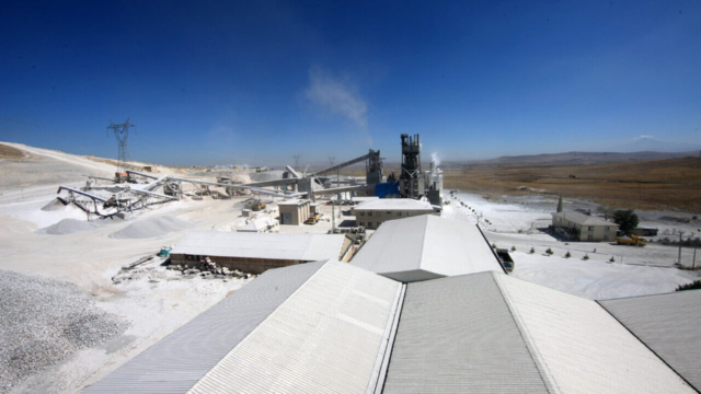 Erciyes Kireç üretim tesisinde konveyör bantlar ve sanayi yapıları