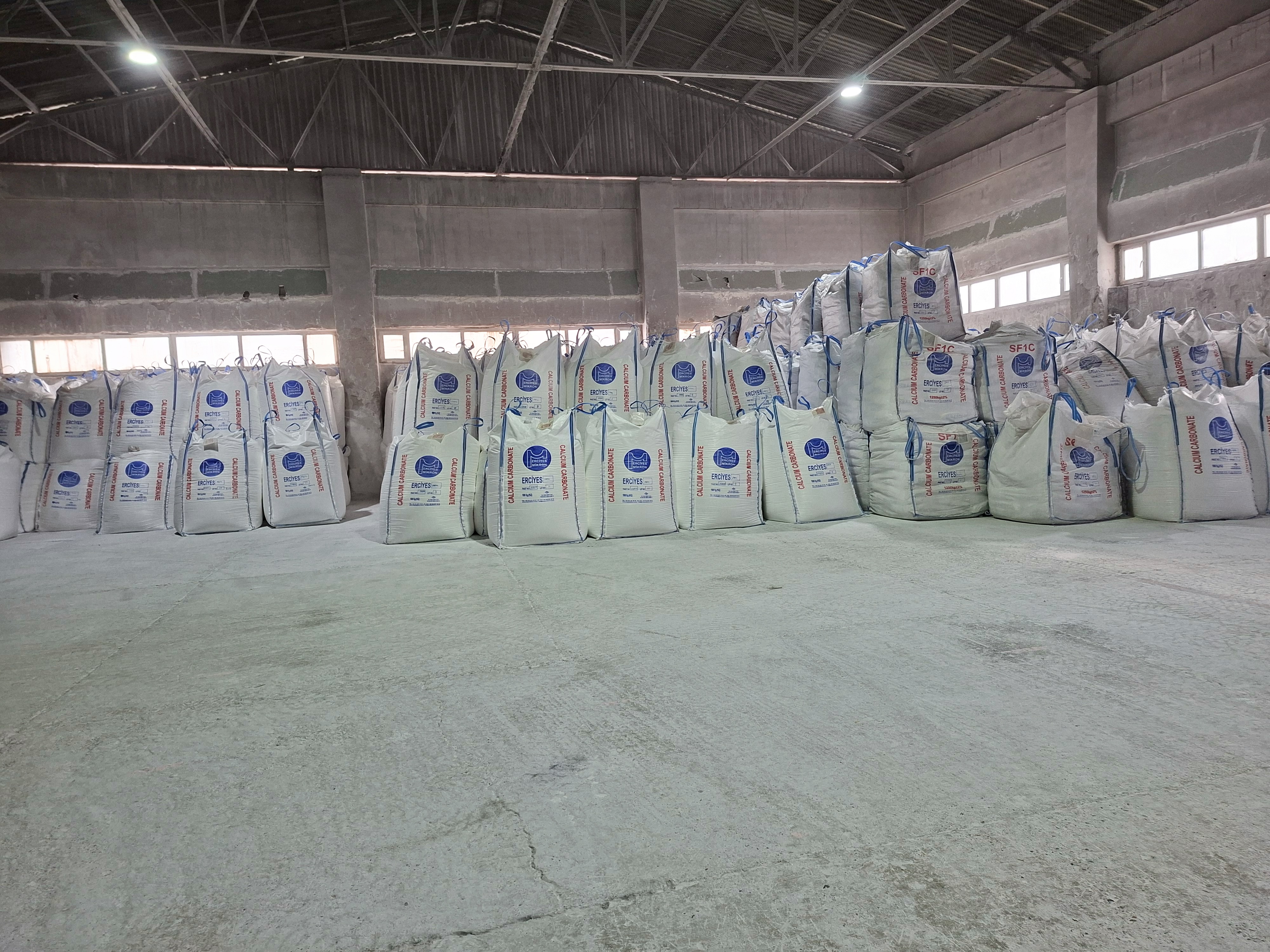 Big bag kalsiyum karbonat hammaddeleri üretim deposunda