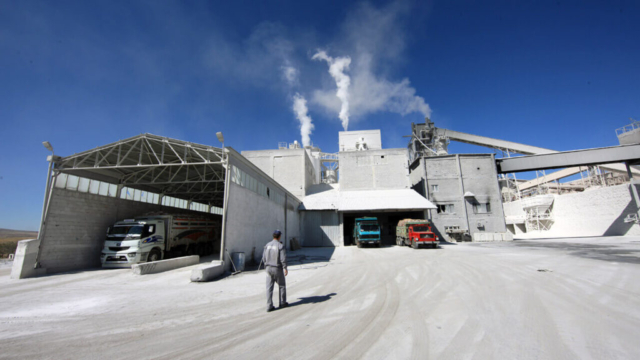 Erciyes Kireç tesis girişinde kamyonlar ve çalışan