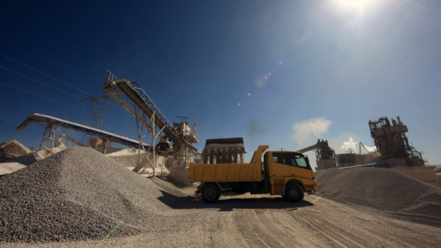 Erciyes Kireç sahasında sarı kamyon ve taş yığınları, konveyör hattı