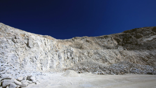 Erciyes Kireç ocağında beyaz kaya yüzeyi ve molozlar